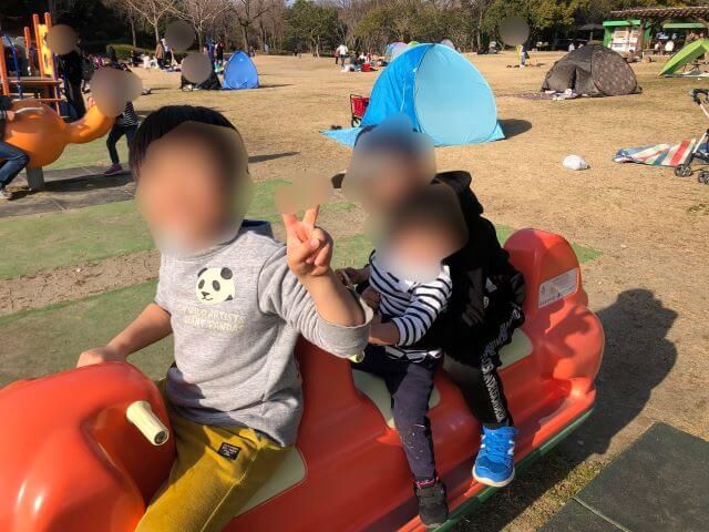 幼児向け遊具に乗る子ども達を撮影した写真