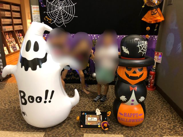 ハロウィンイベントの撮影スポットで子どもを撮影した写真