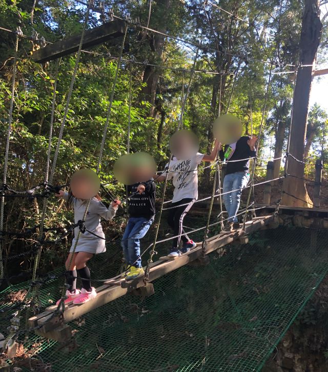 橋を渡る子ども達を撮影した写真