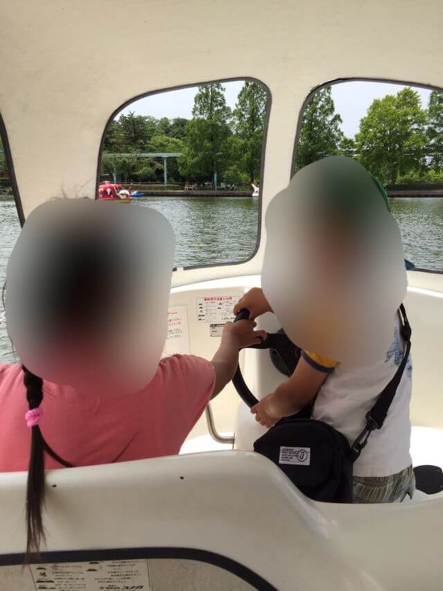 ボートに乗る子どもを撮影した写真