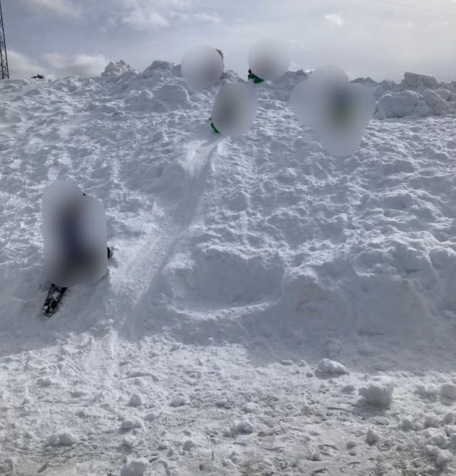 雪の上で遊ぶこどもを撮影した写真