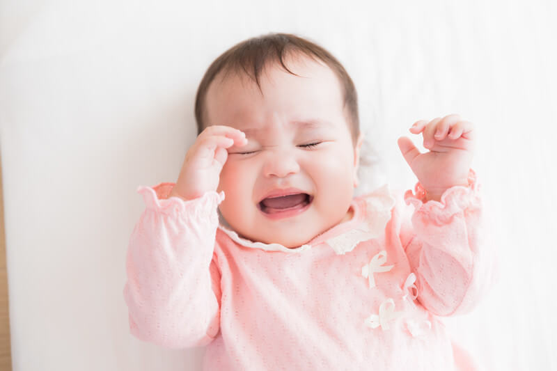泣く赤ちゃんの写真