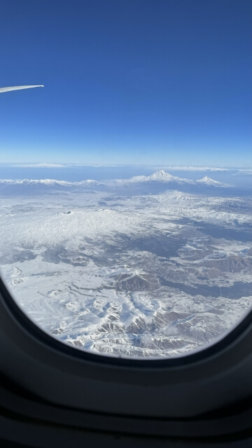 飛行機内から外の景色を撮影した写真
