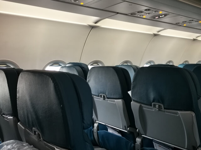 飛行機内の座席を撮影した写真